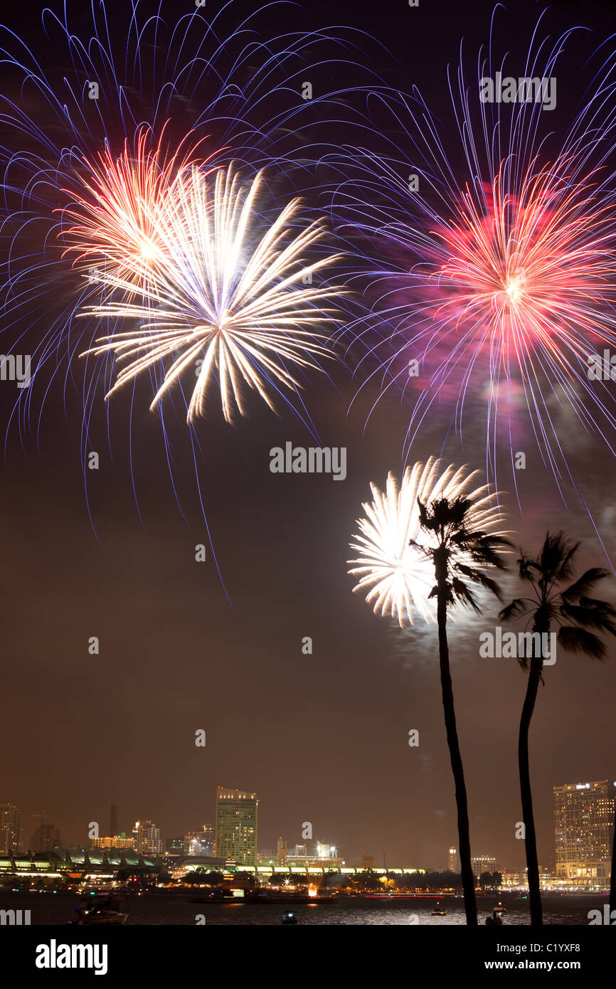 Feu d'artifice au-dessus de la baie de San Diego pour célébrer le 4 juillet (jour de l'indépendance).Californie, États-Unis. Banque D'Images