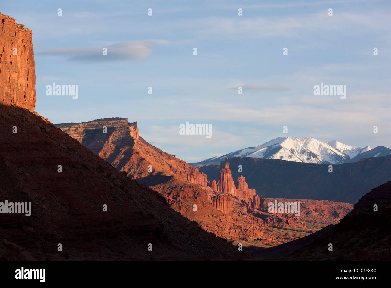 Les Fisher Towers illuminent dans les dernières minutes de la journée.Les montagnes de la Sal au loin.Grand County, Utah, États-Unis. Banque D'Images