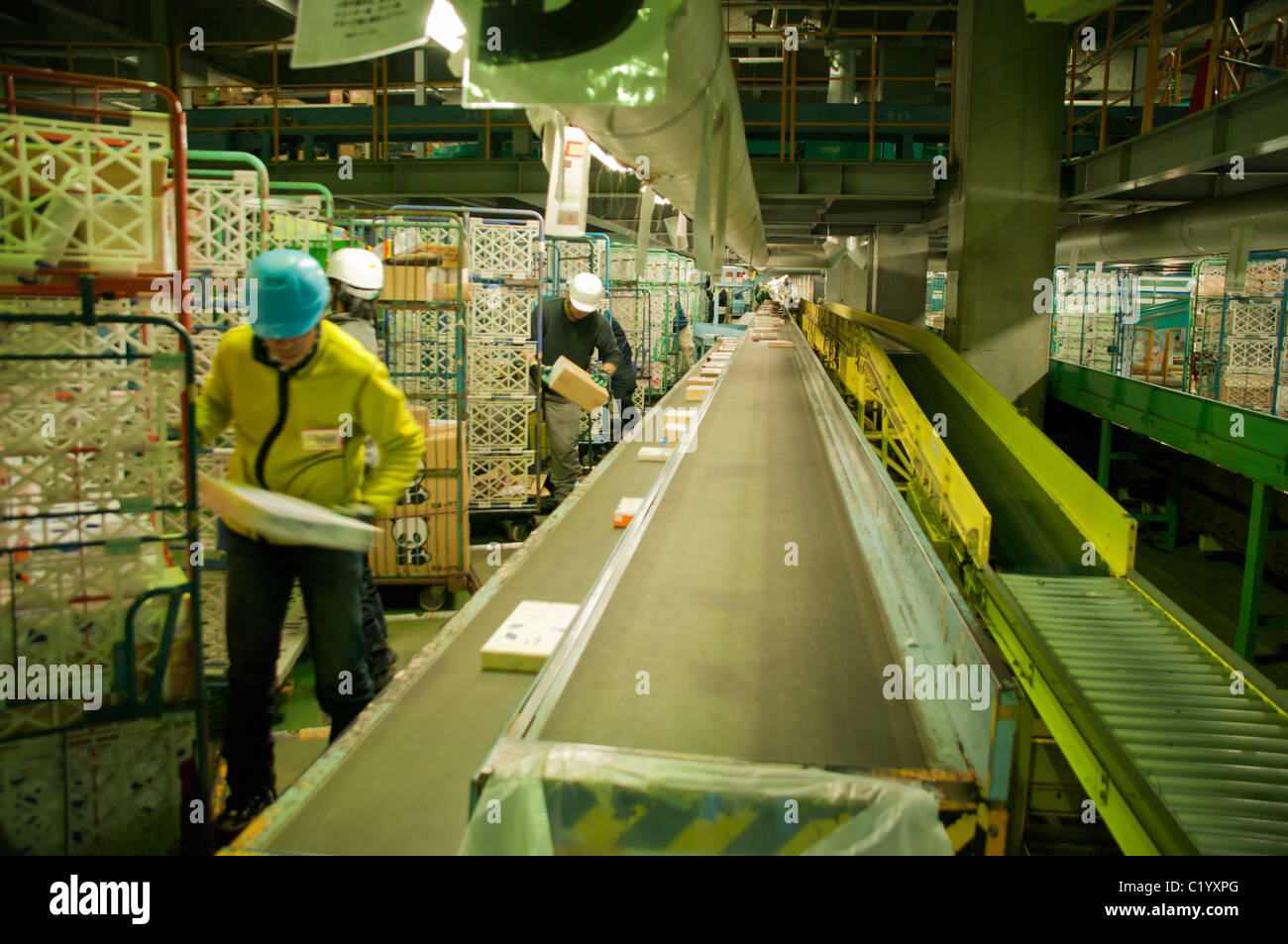 Sur la ligne de tri post colis de Yamato en compagnie de Tokio Banque D'Images