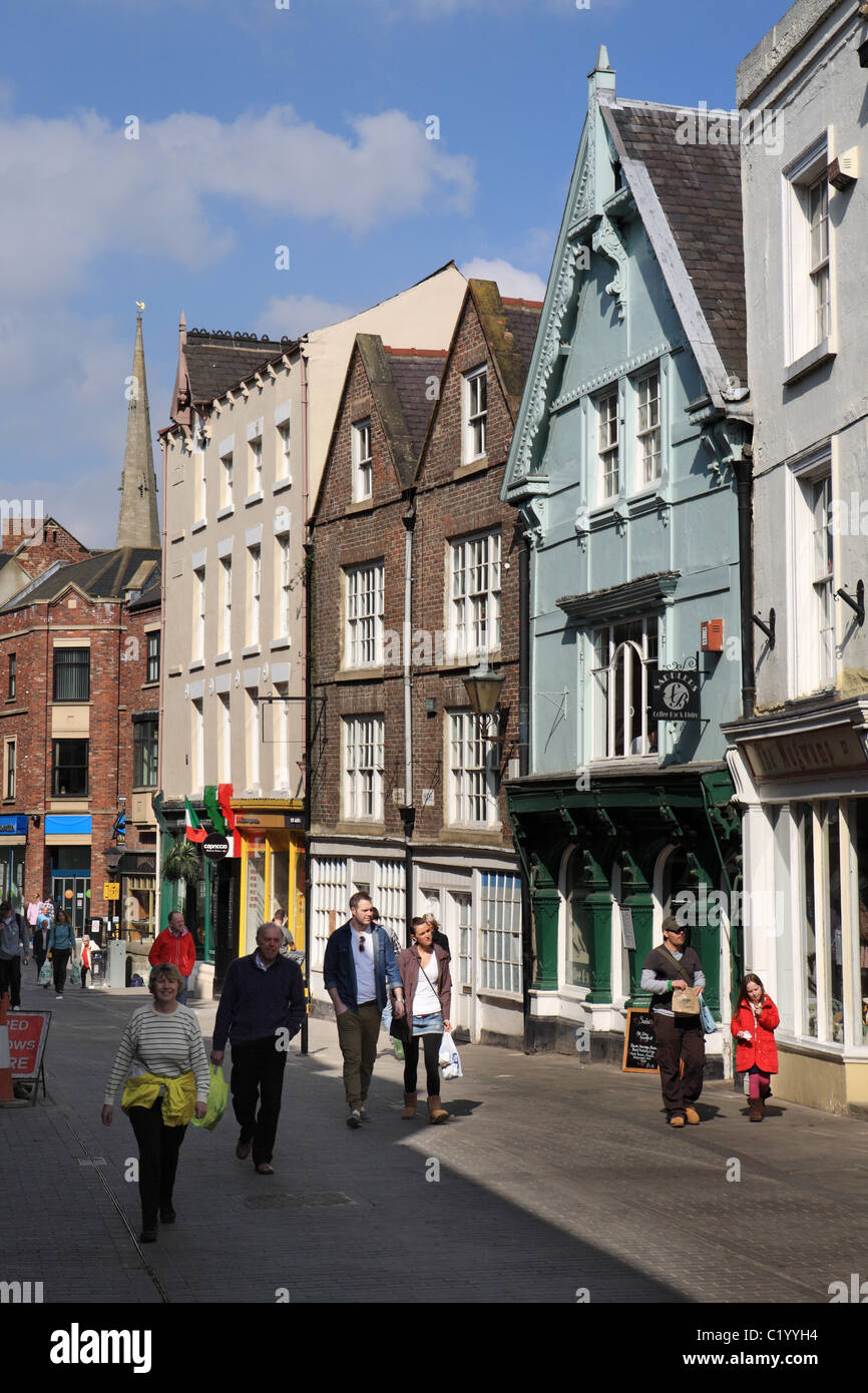 Les piétons marcher jusqu'Saddler Street dans la ville de Durham, Angleterre NE Banque D'Images