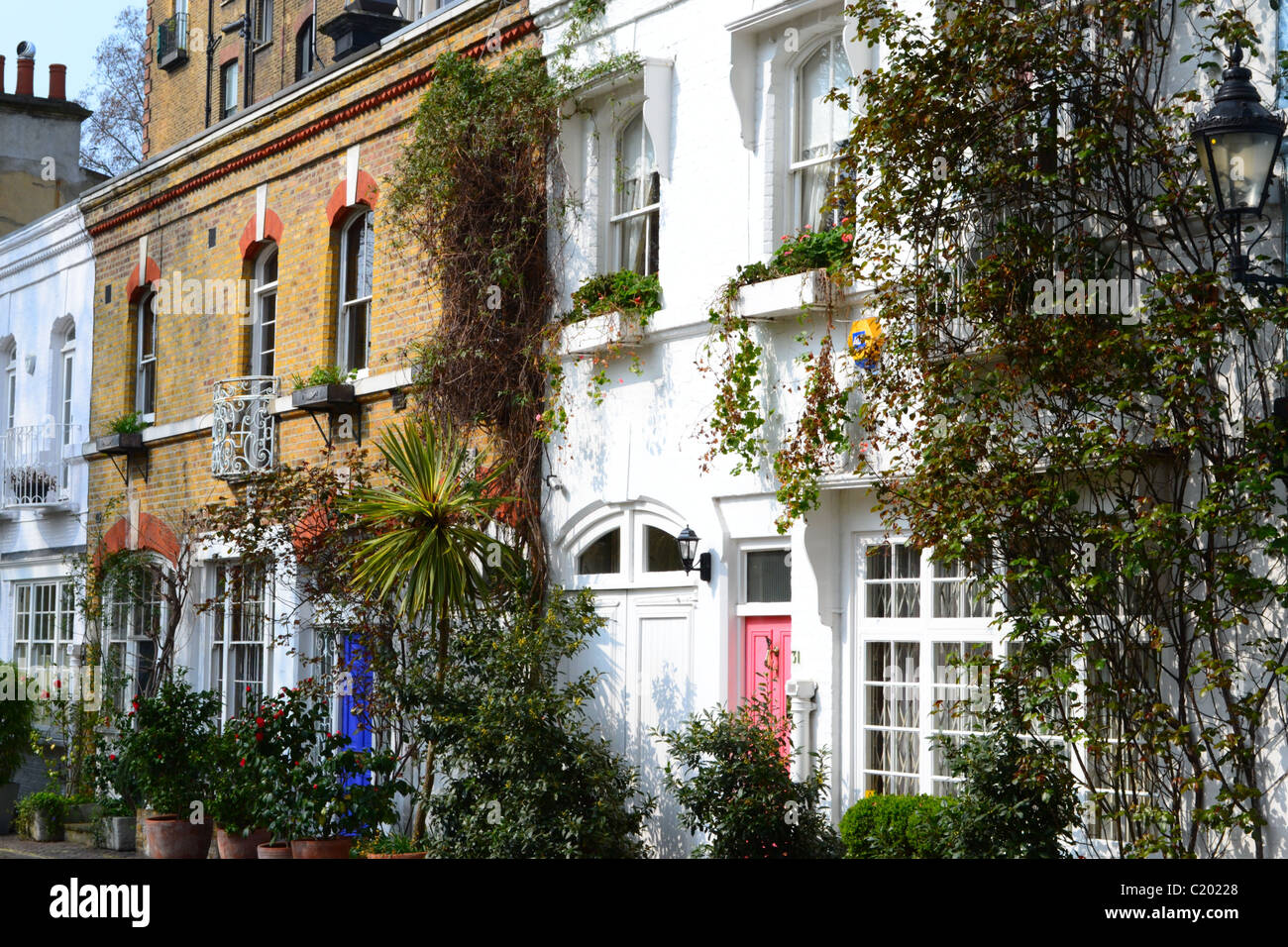 Maisons colorées Mews à Knightsbridge, Londres, UK et euro TYRES LUCIS Banque D'Images
