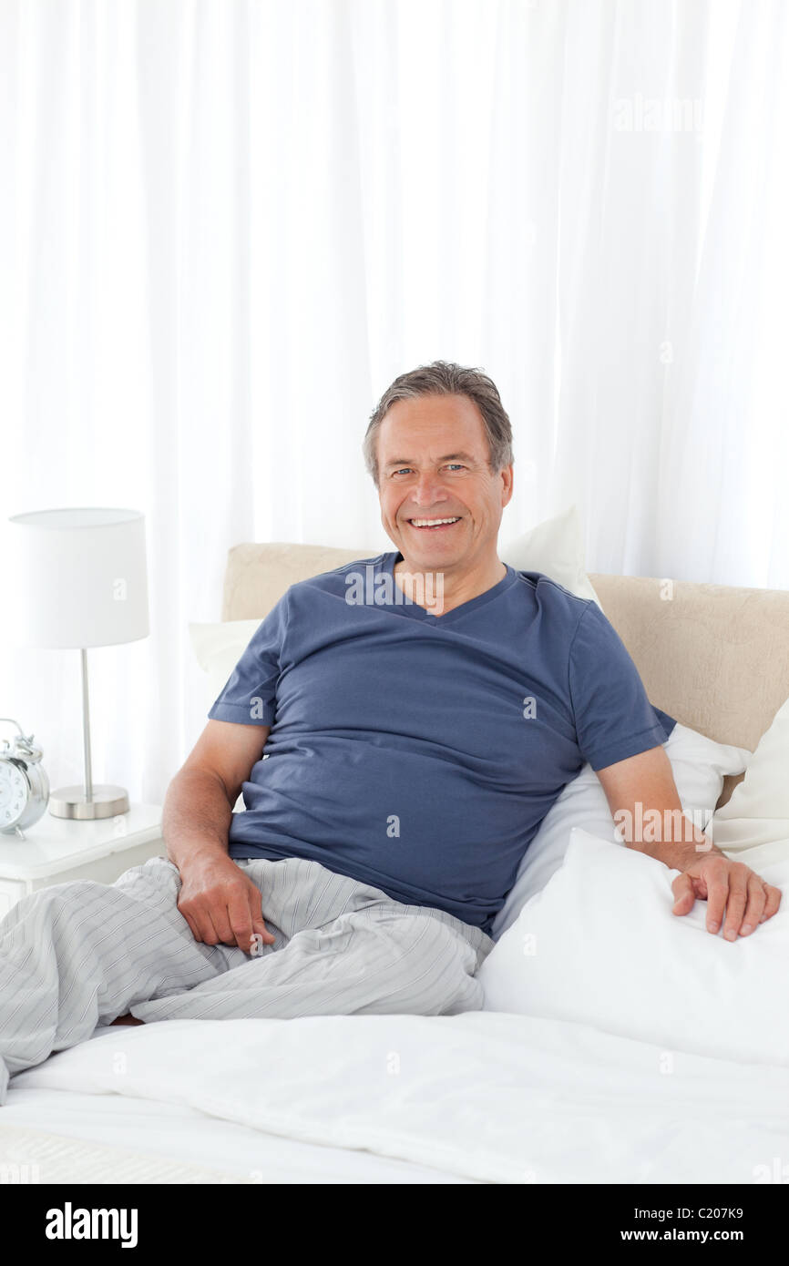 L'homme allongé sur son lit Photo Stock - Alamy