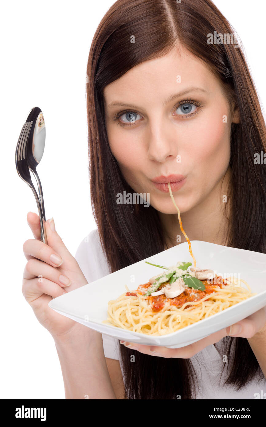 La cuisine italienne - portrait de femme en bonne santé manger des spaghettis avec sauce Banque D'Images