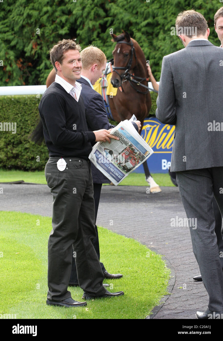 Michael Owen et Paul Scholes de Manchester Utd à l'Hippodrome de Kempton controversée suite à leur victoire sur Manchester Banque D'Images