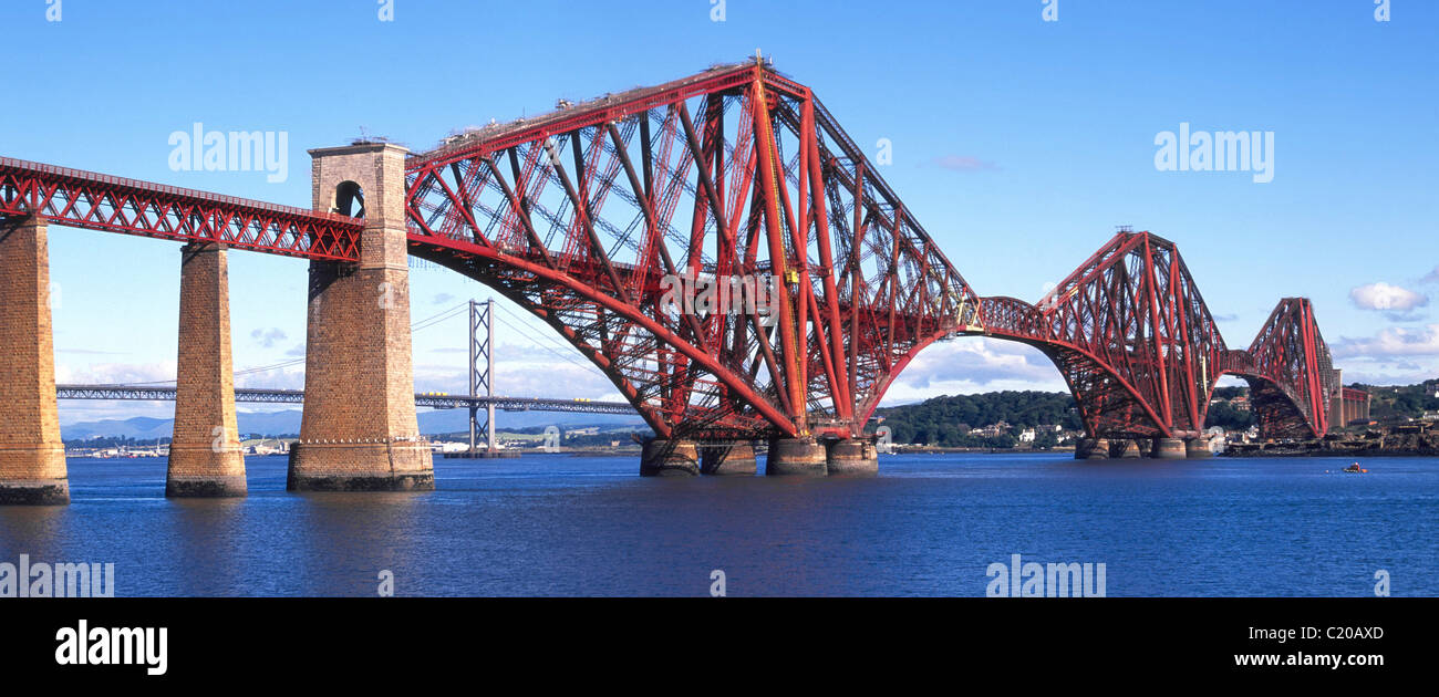 Historique Victorian Scotland Firth of Forth acier cantilever pont ferroviaire et pont de route moderne au-delà de South Queensferry vue vers North Queensferry UK Banque D'Images