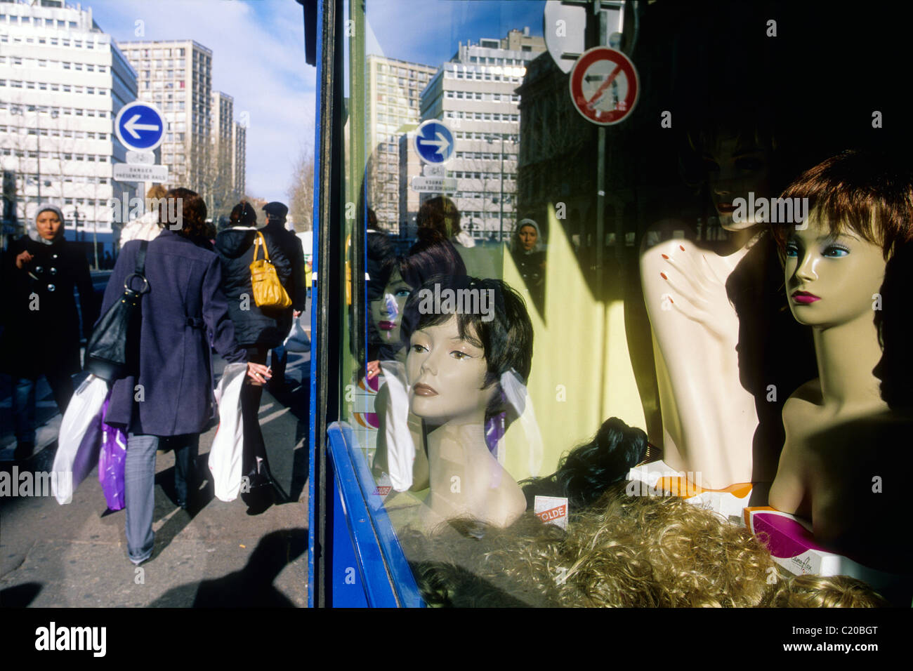 Mannequin tête en plastique sont affichées au moyen d'une fenêtre de boutique Banque D'Images