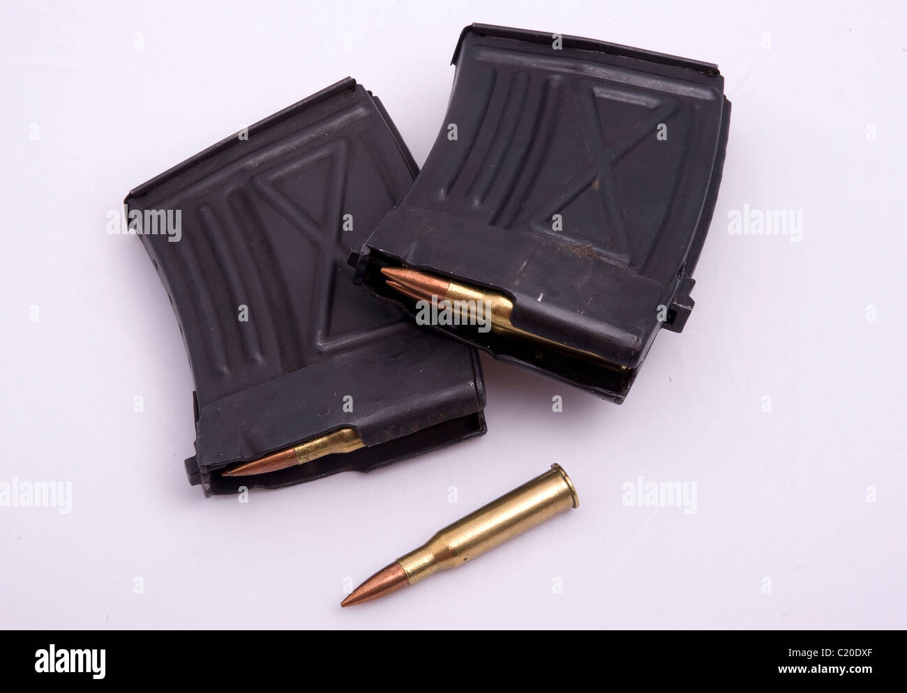 Des munitions et des magazines pour un fusil de sniper. Banque D'Images