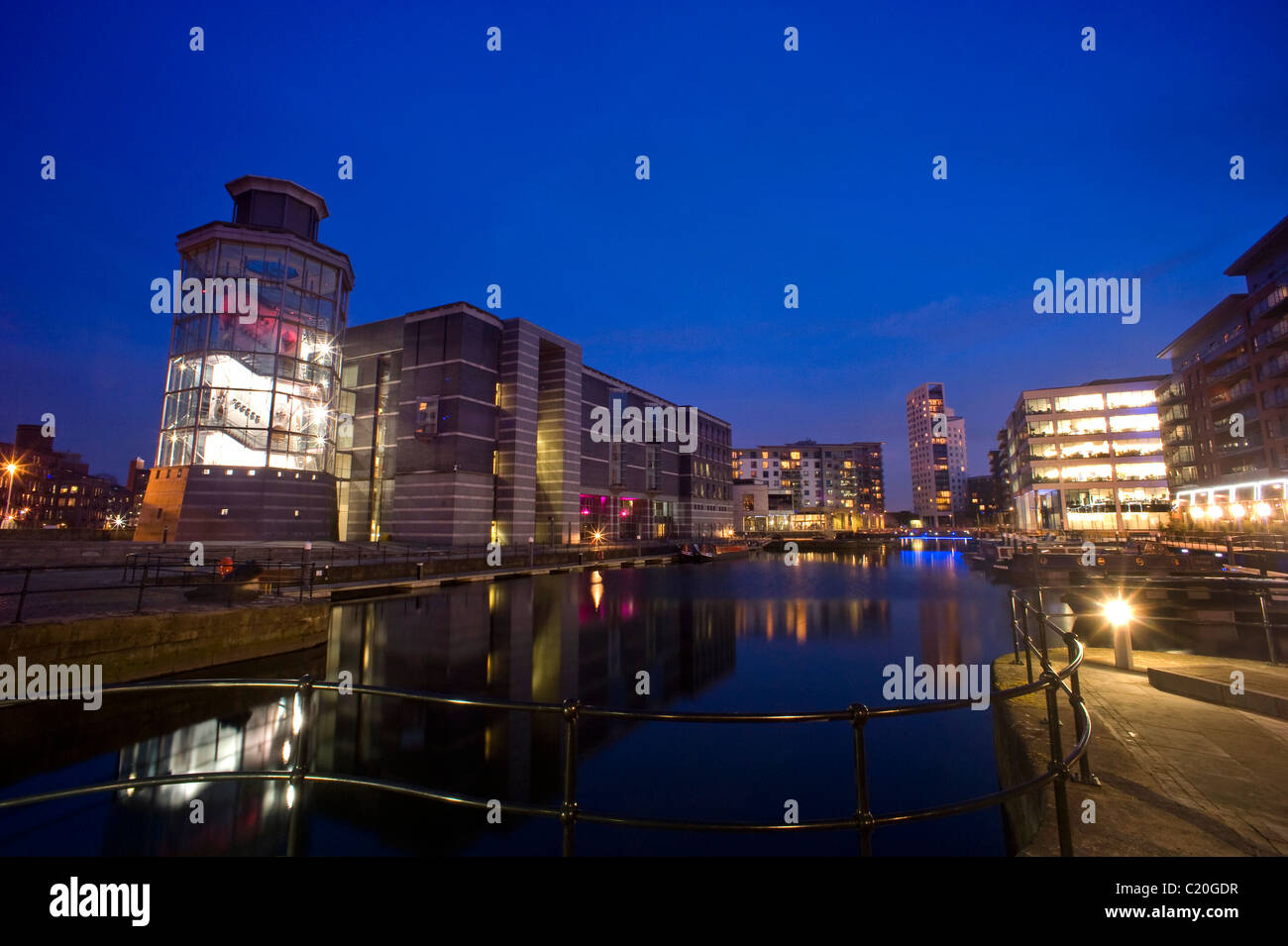 Bâtiment royal armouries reflète dans dock sur l'aire/canal calder au crépuscule leeds yorkshire uk Banque D'Images