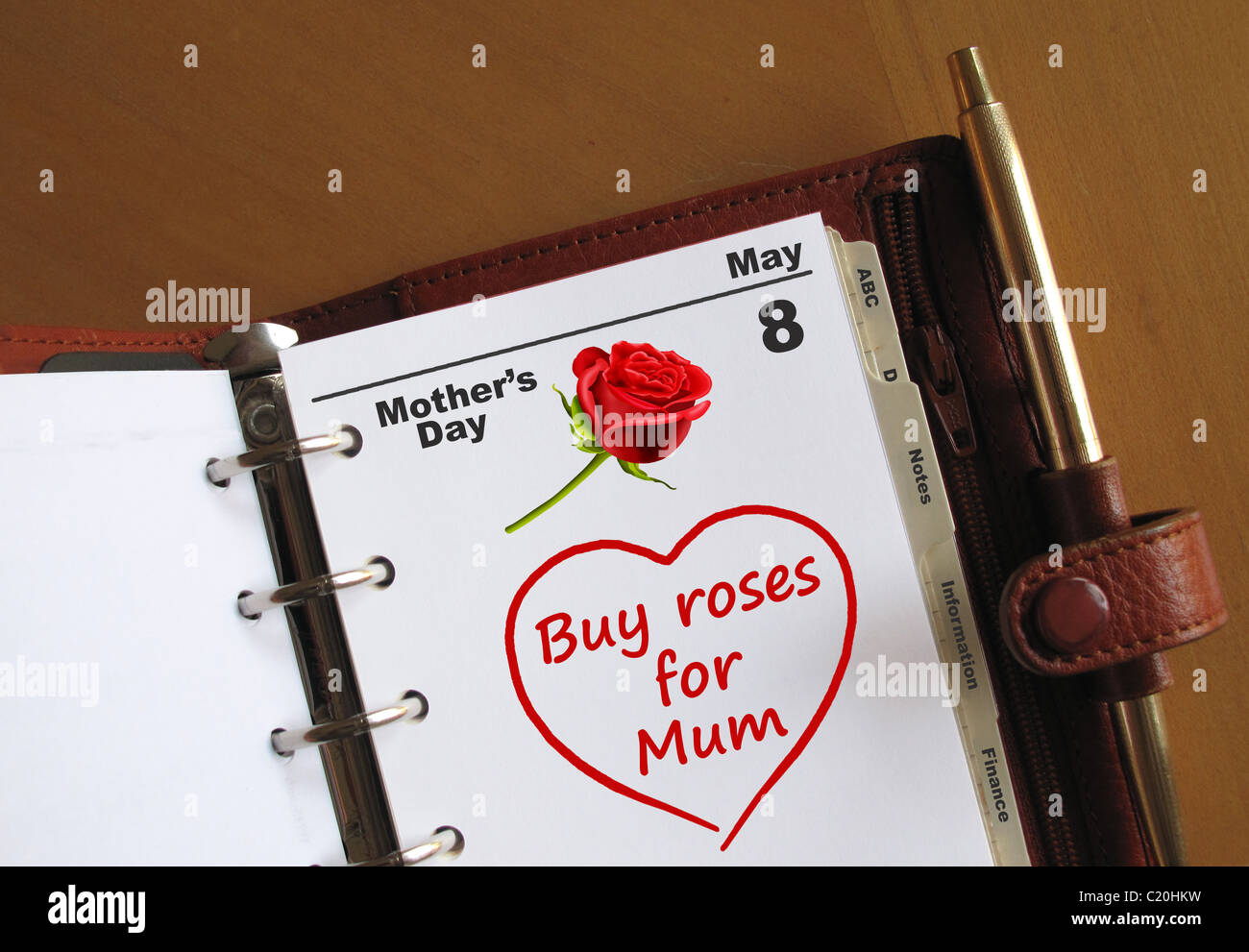 La fête des Mères le 8 mai date d'agenda dans un organiseur personnel avec un coeur et 'acheter roses pour maman" Banque D'Images