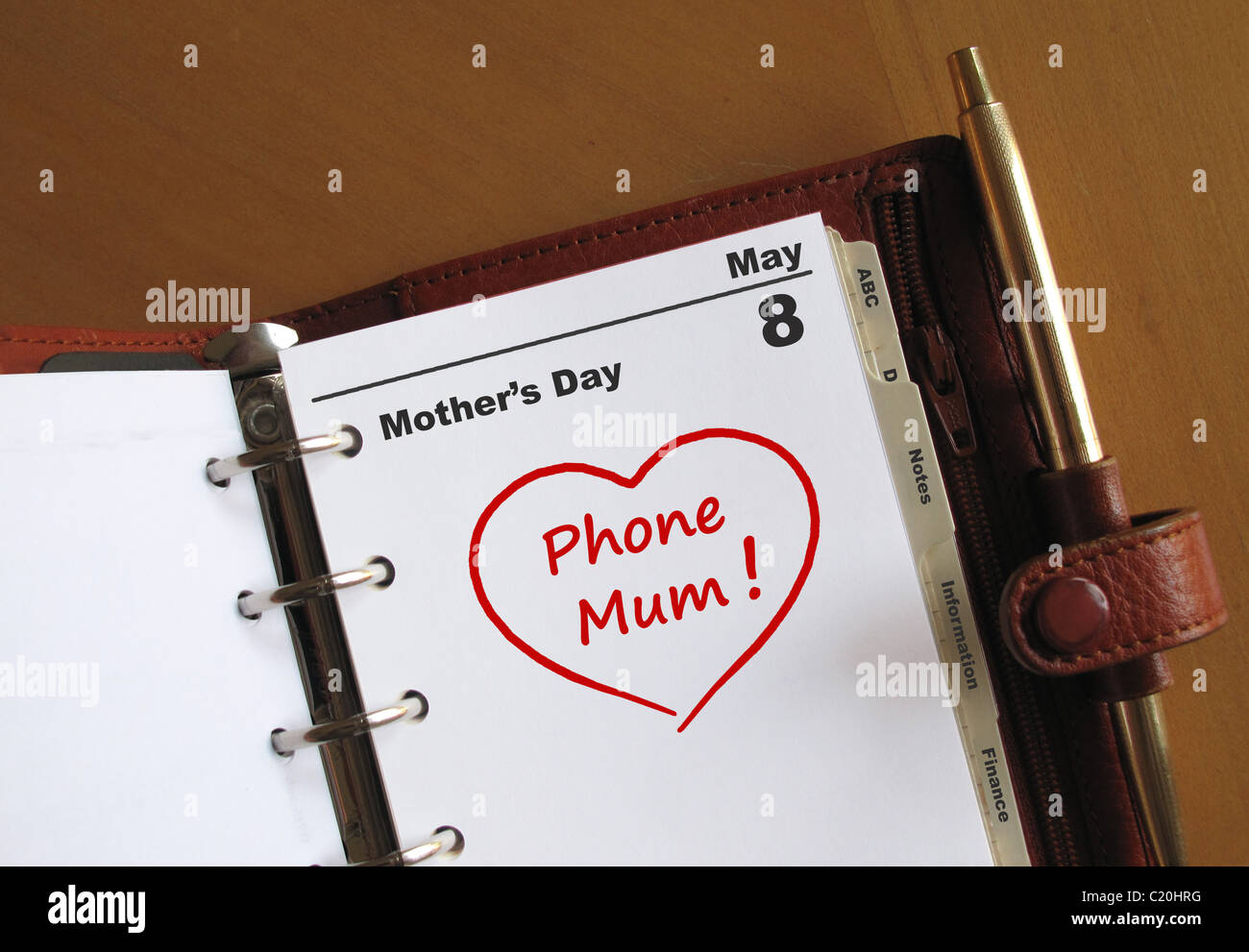 La fête des Mères le 8 mai date d'agenda dans un organiseur personnel avec un coeur et 'Phone Mum' Banque D'Images