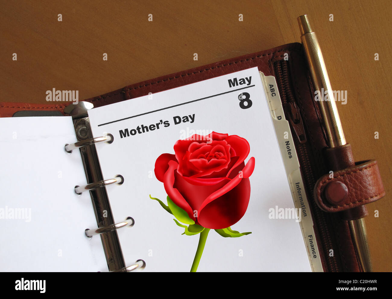 La fête des Mères le 8 mai date d'agenda dans un organiseur personnel avec une rose rouge Banque D'Images