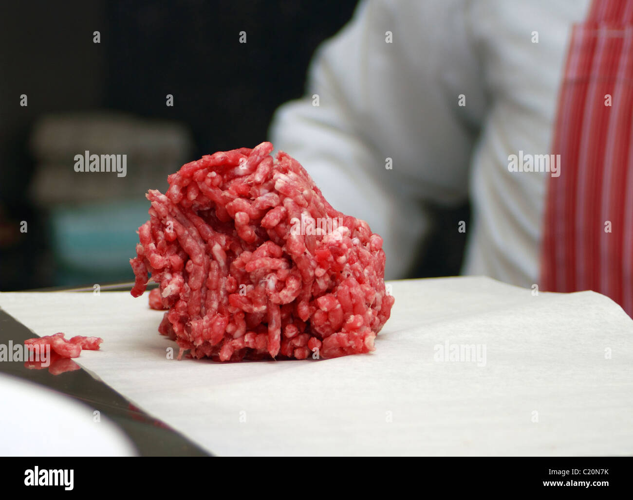 La masse ou de bœuf hachée la pesée dans une boutique de bouchers Banque D'Images