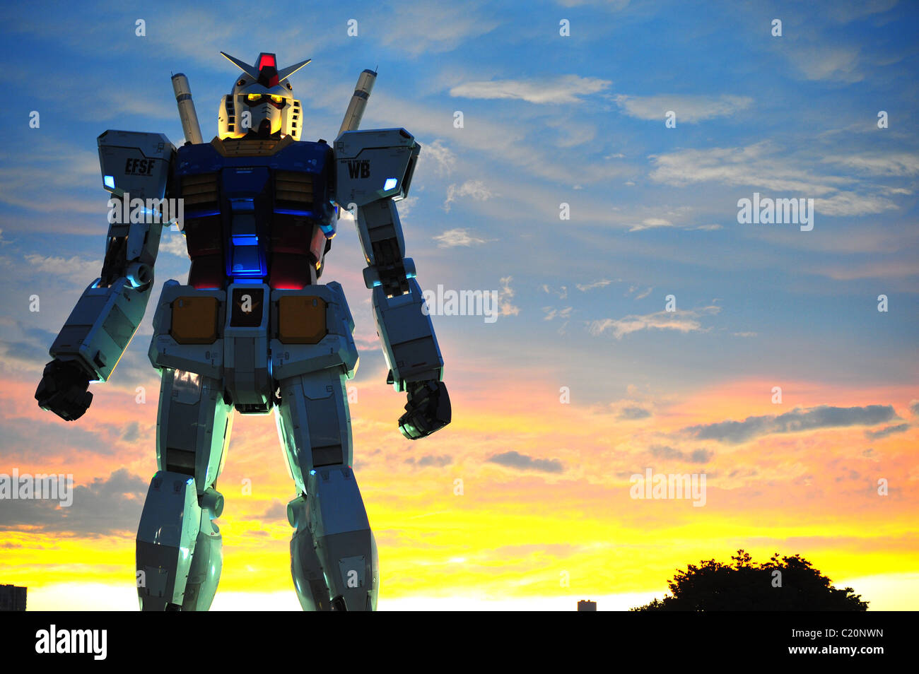 Robot géant surplombe Tokyo pour célébrer le 30e anniversaire de l ...