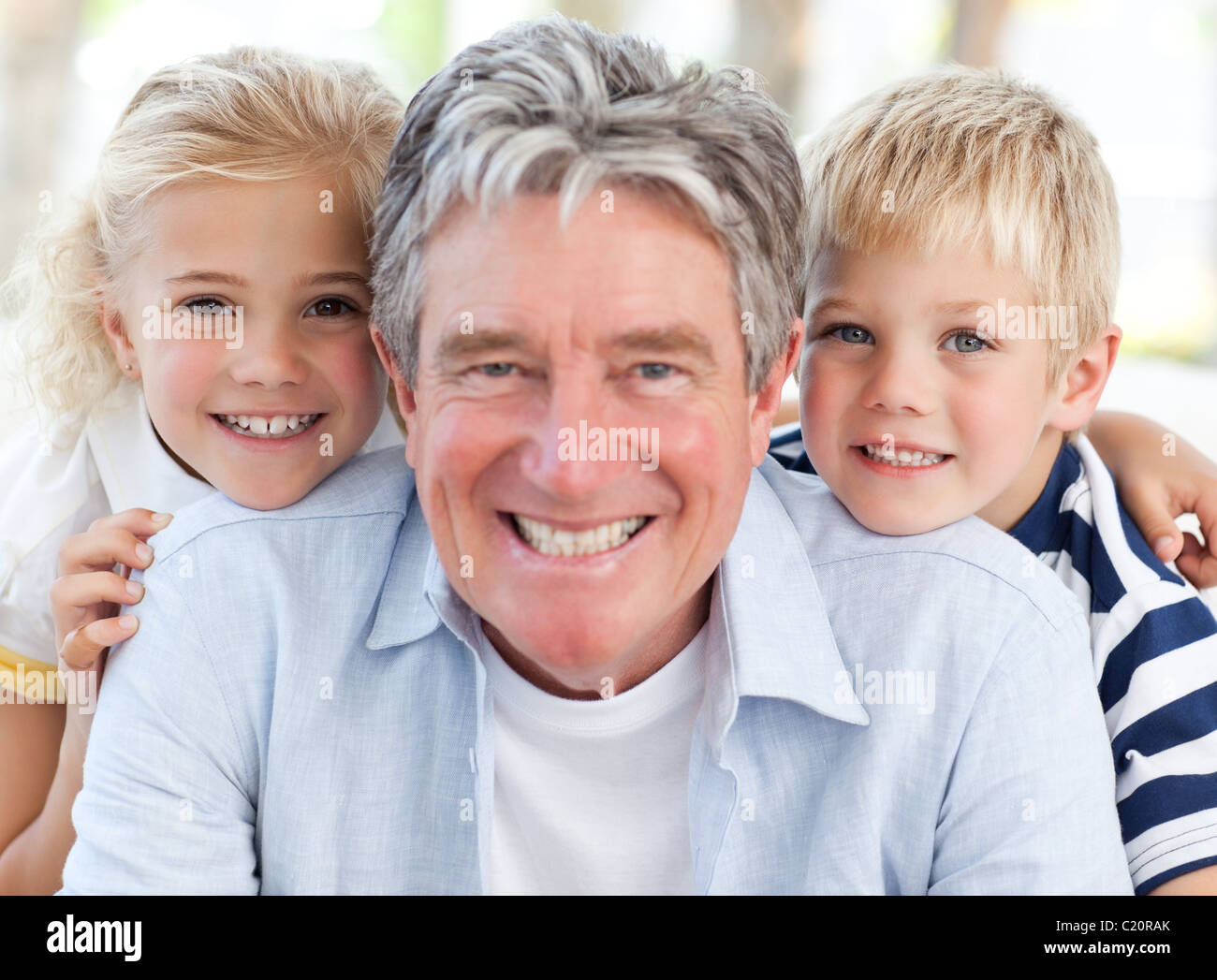 Joyfull petite famille regardant la caméra Banque D'Images