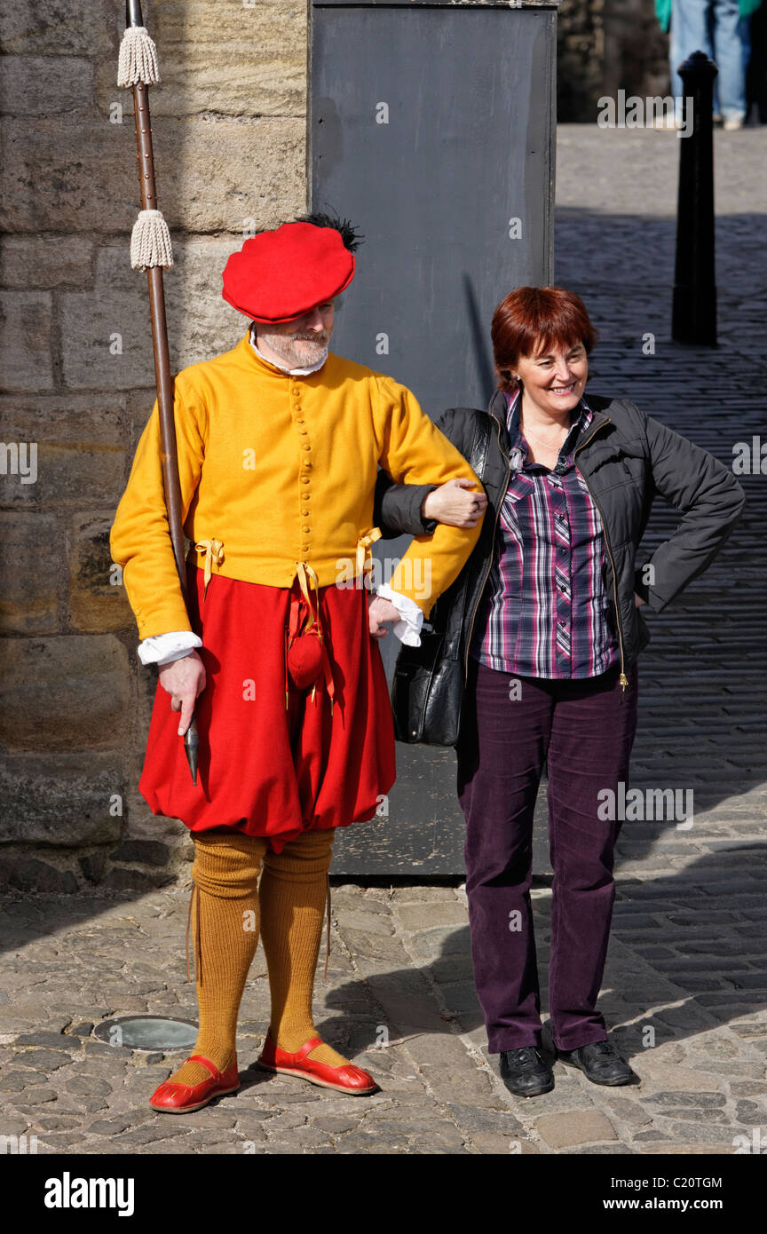 Tourisme femme posant pour une photographie avec un accompagnateur en costume à Stirling Castle, Scotland, UK. Banque D'Images