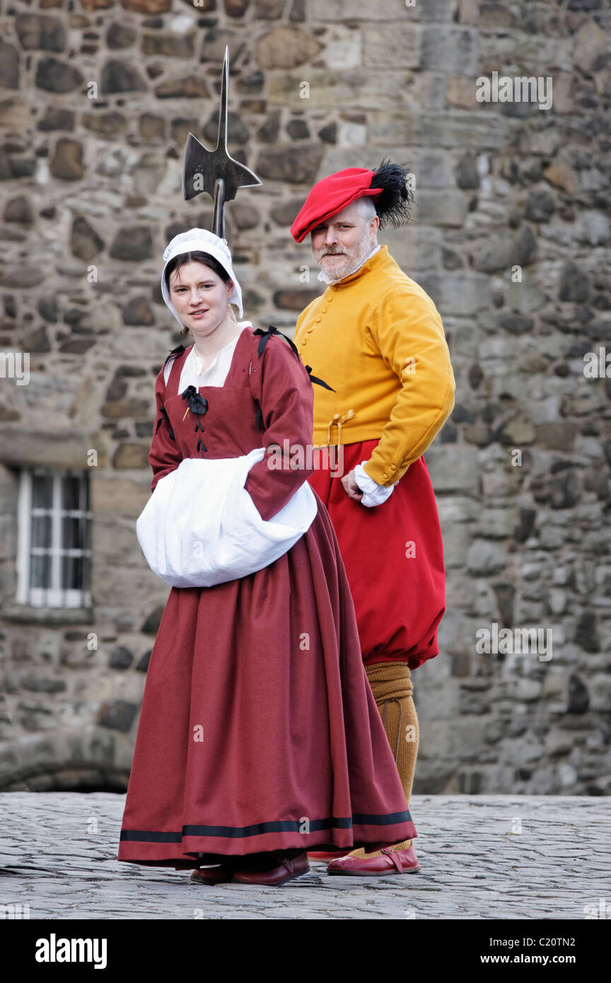 Une paire d'agents en costume coloré au château de Stirling, Scotland, UK Banque D'Images