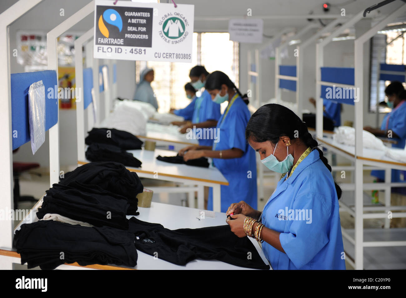 L'Inde, Tamil Nadu, Chennai , femmes travaillent dans l'usine textile du commerce équitable, de la production de vêtements et vêtements pour l'exportation de vêtements Vêtements Vêtements - Banque D'Images