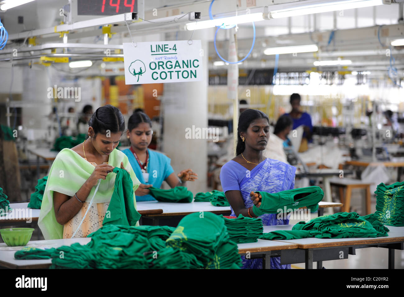L'Inde, Tamil Nadu, Chennai , femmes travaillent dans l'usine textile du commerce équitable, de la production de vêtements et vêtements pour l'exportation de vêtements Vêtements Vêtements- Banque D'Images