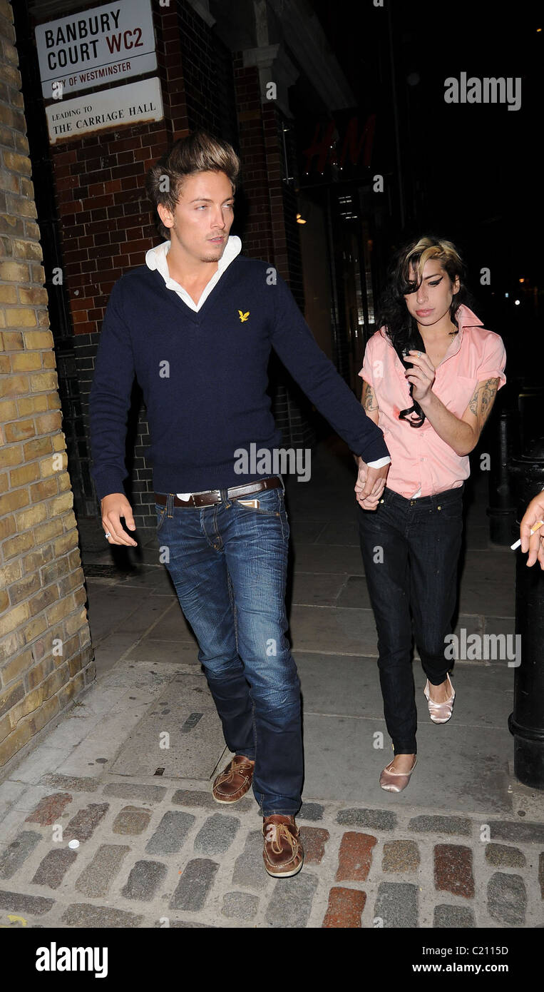 Winehouse back with ex James ? AMY WINEHOUSE n'est pas se délester de rumeurs d'une réconciliation avec l'ex-mari BLAKE FIELDER-CIVIL - Banque D'Images