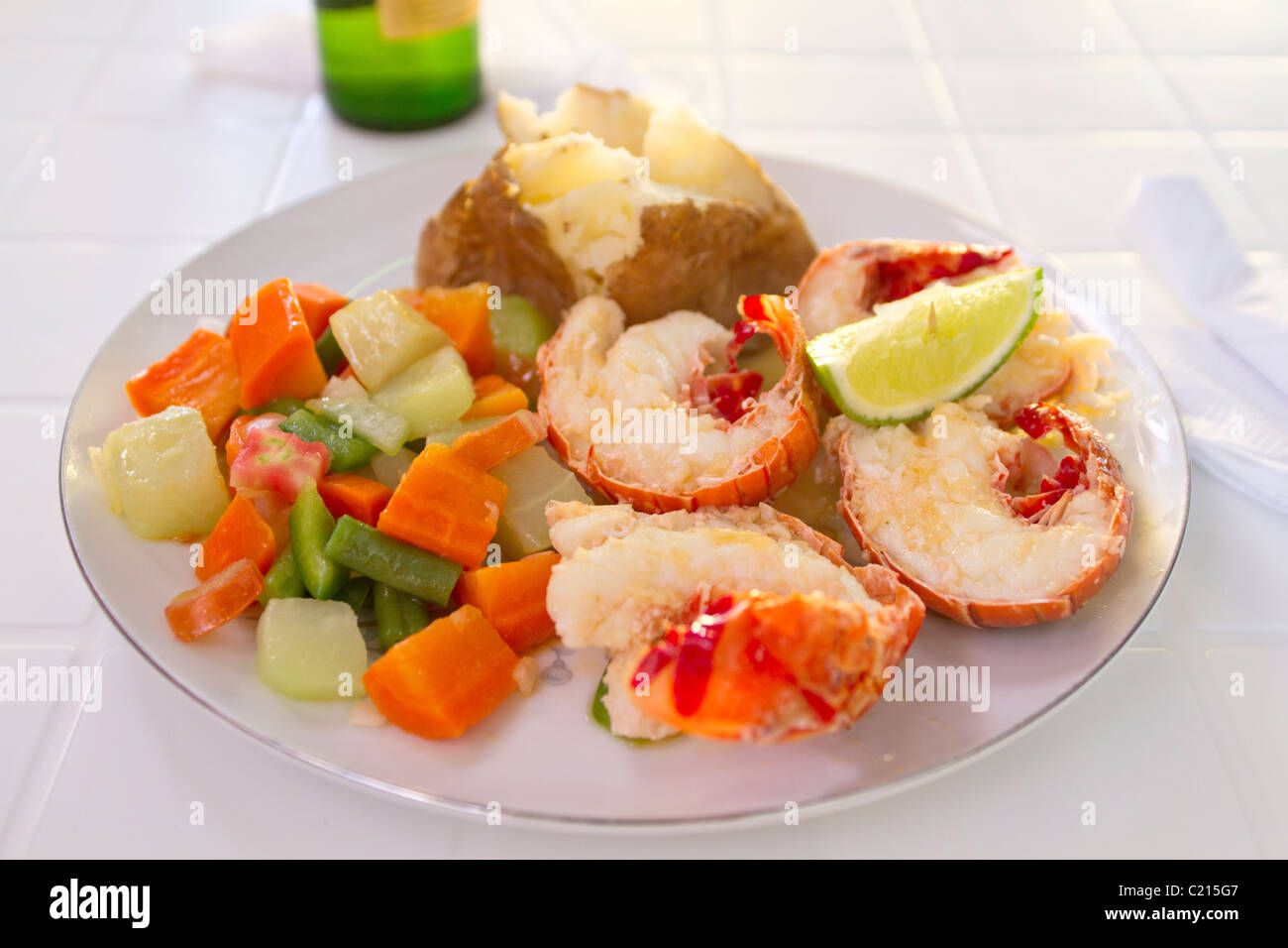 Queues de homard grillées avec des légumes sur l'assiette, une cuisine au Honduras Banque D'Images