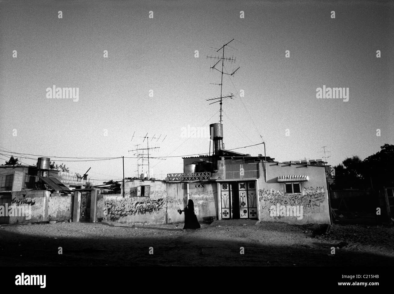 Camp de réfugiés de Jabalya, Gaza 1988. Couvrant les murs de graffitis avec des slogans sur l'Intifada contre l'occupation d'Israël. Banque D'Images