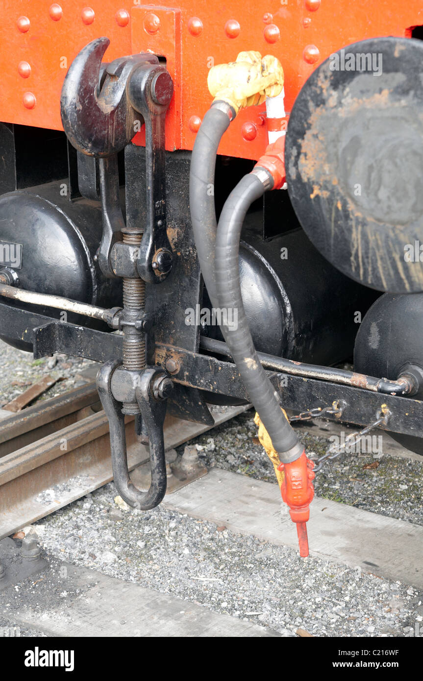 Avant d'une locomotive diesel de la locomotive de manœuvre ou montrant crochet, raccord à vis et de l'air des tuyaux de frein Banque D'Images