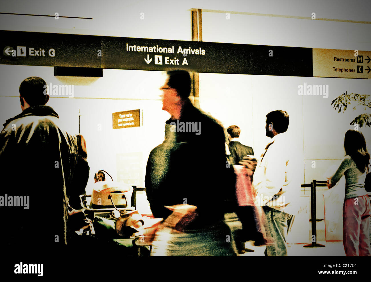 Les personnes en attente de l'arrivée des passagers internationaux à l'Aéroport International de San Francisco, Californie, USA. Banque D'Images