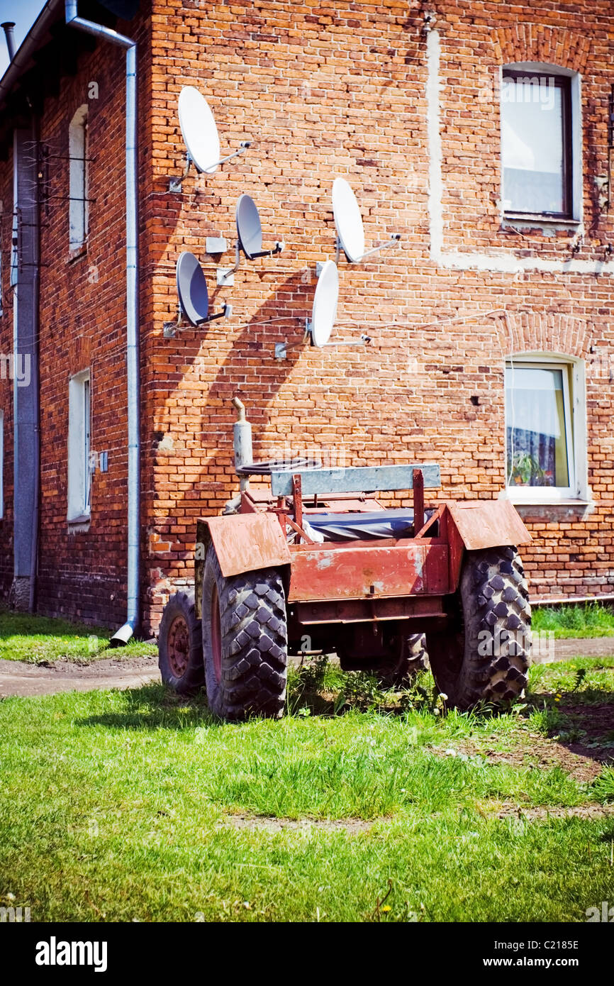 Les antennes et le tracteur dans le village comme une technologie contraste Banque D'Images