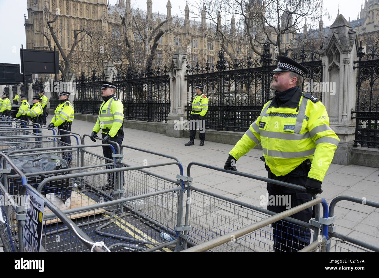 La police au TUC Anti-Spending Mars coupes, à l'extérieur de Maisons du Parlement, Londres 26 Mars 2011 Banque D'Images