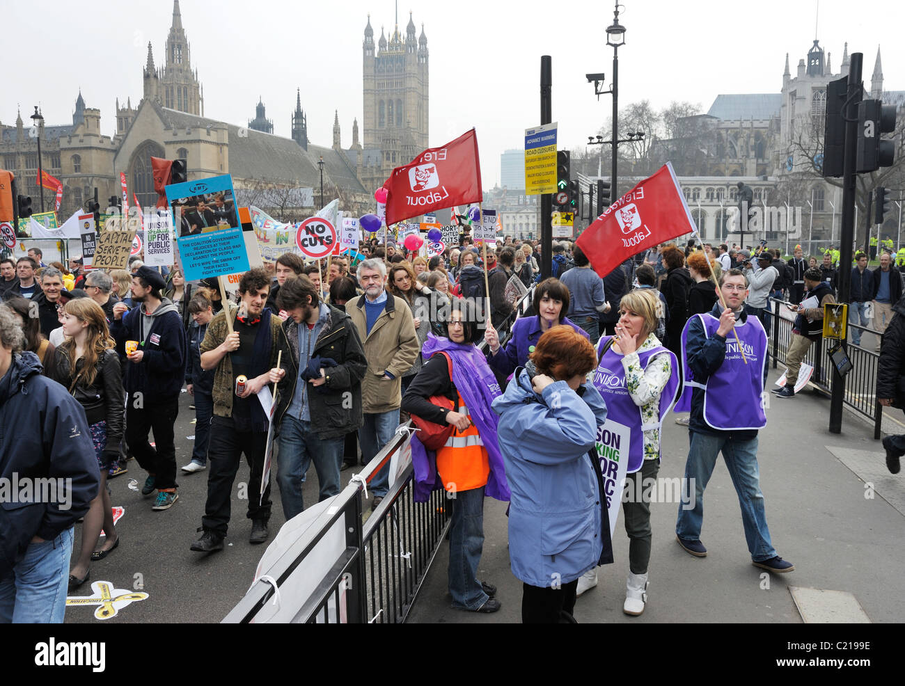 Anti-Spending TUC Mars coupes, à l'extérieur de Maisons du Parlement, Londres 26 Mars 2011 Banque D'Images