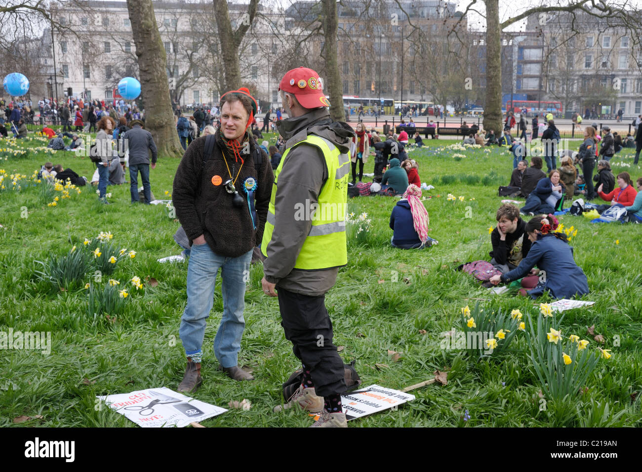 Vous pourrez vous détendre dans les marcheurs de Hyde Park après TUC Anti-Spending Mars coupes, Londres 26 Mars 2011 Banque D'Images