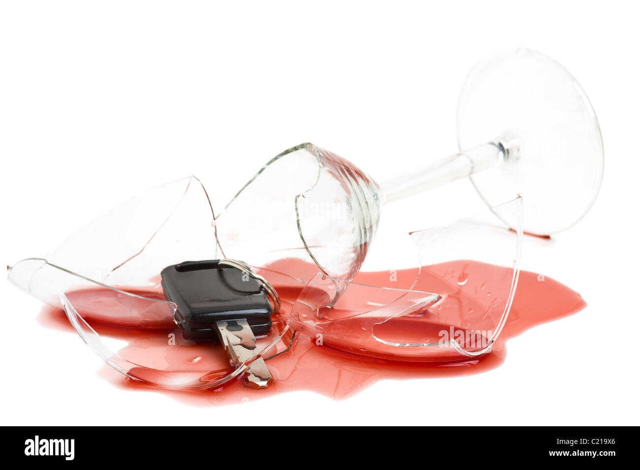 Clé de voiture au vin rouge, brisé de verre de vin - concept pour ne pas boire et conduire Banque D'Images