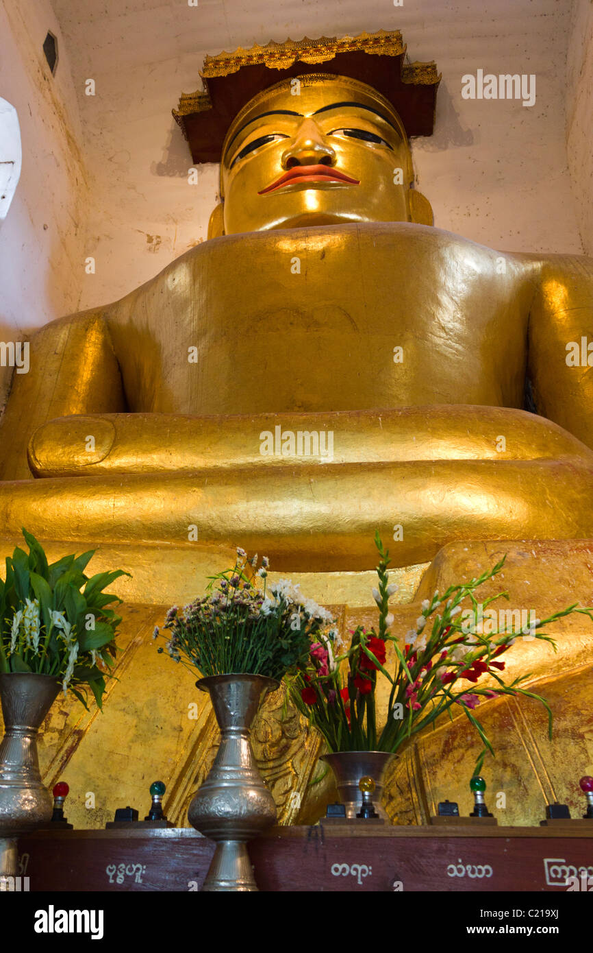 Statue de Bouddha assis dans le Temple Manuha, Bagan, Birmanie Myanmar Banque D'Images
