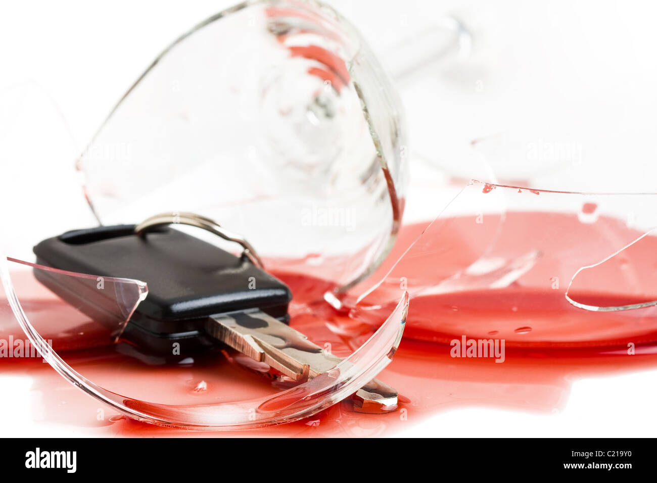 Clé de voiture au vin rouge - concept pour ne pas boire et conduire Banque D'Images