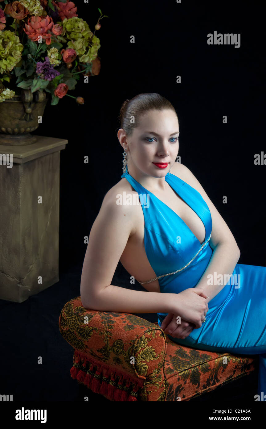 Portrait d'une élégante jeune femme portant une robe de soirée bleue. Banque D'Images