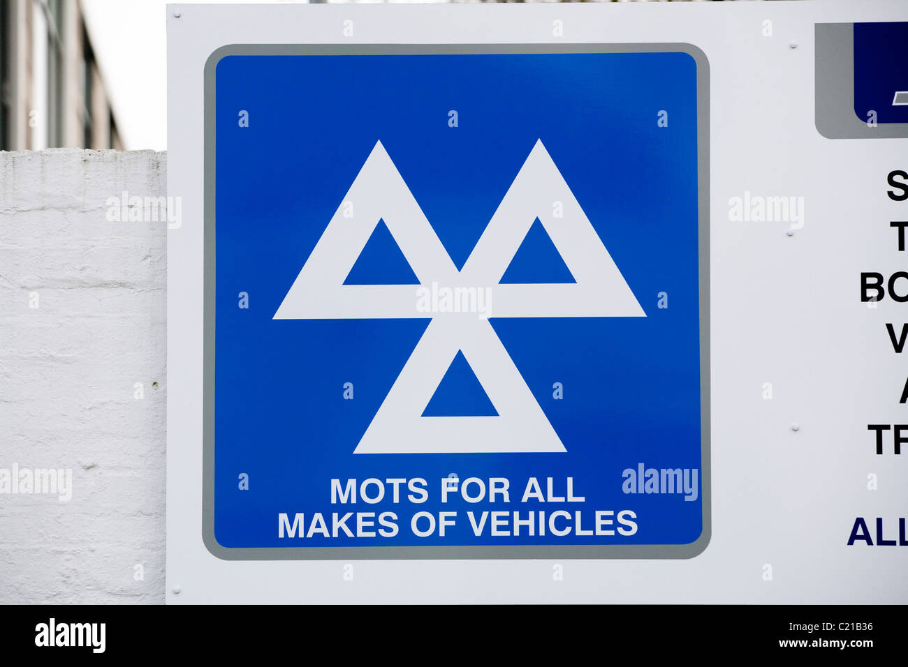 MOT / MOTs signer / logo dans un garage qui est aussi un ministère des Transports et des essais sur des véhicules automobiles et de station-service. Banque D'Images MOT / MOTs signer / logo dans un garage qui est aussi un ministère des Transports et des essais sur des véhicules automobiles et de station-service. Banque D'Images