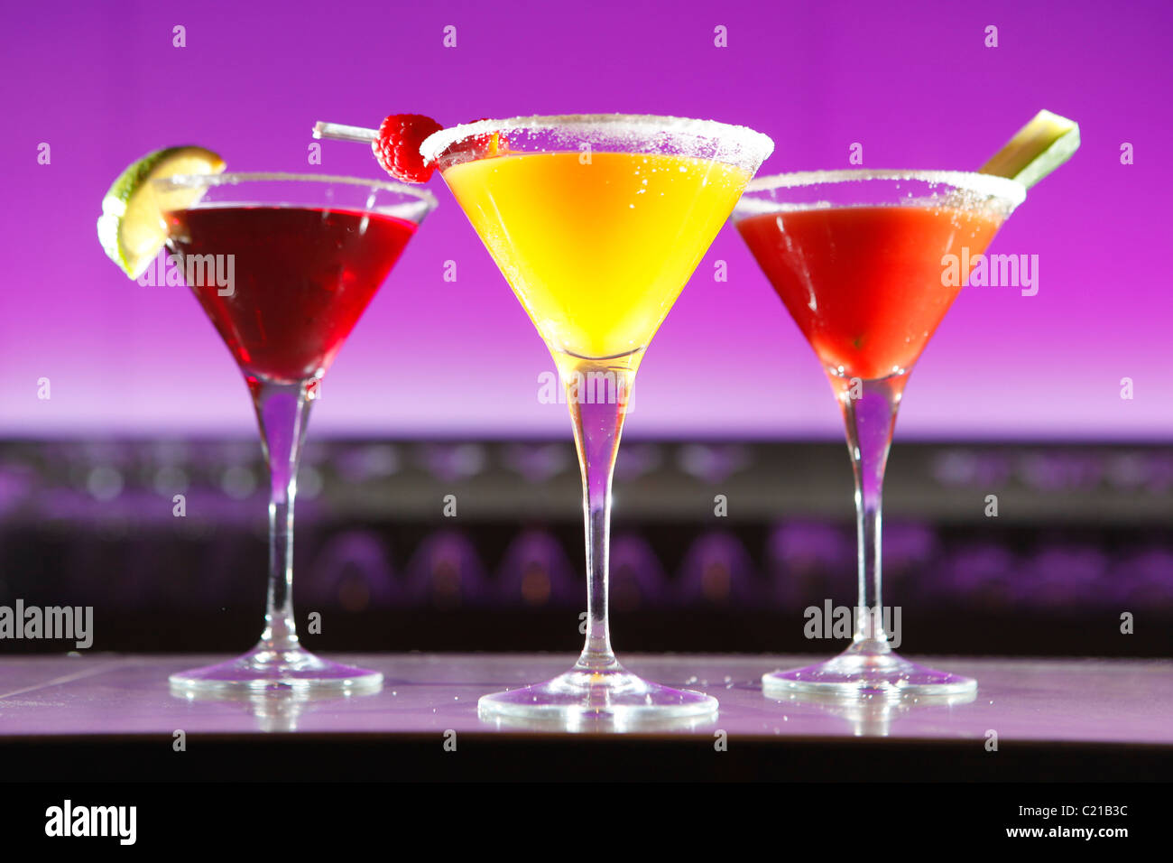 Des cocktails de fruits sur un bar. Banque D'Images