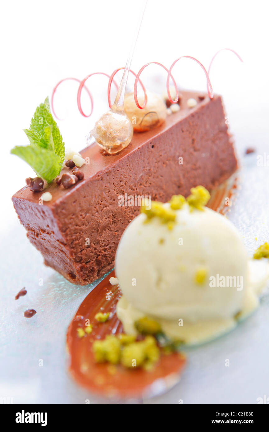 Marquise chocolat dessert avec de la crème glacée et de pistaches. Banque D'Images