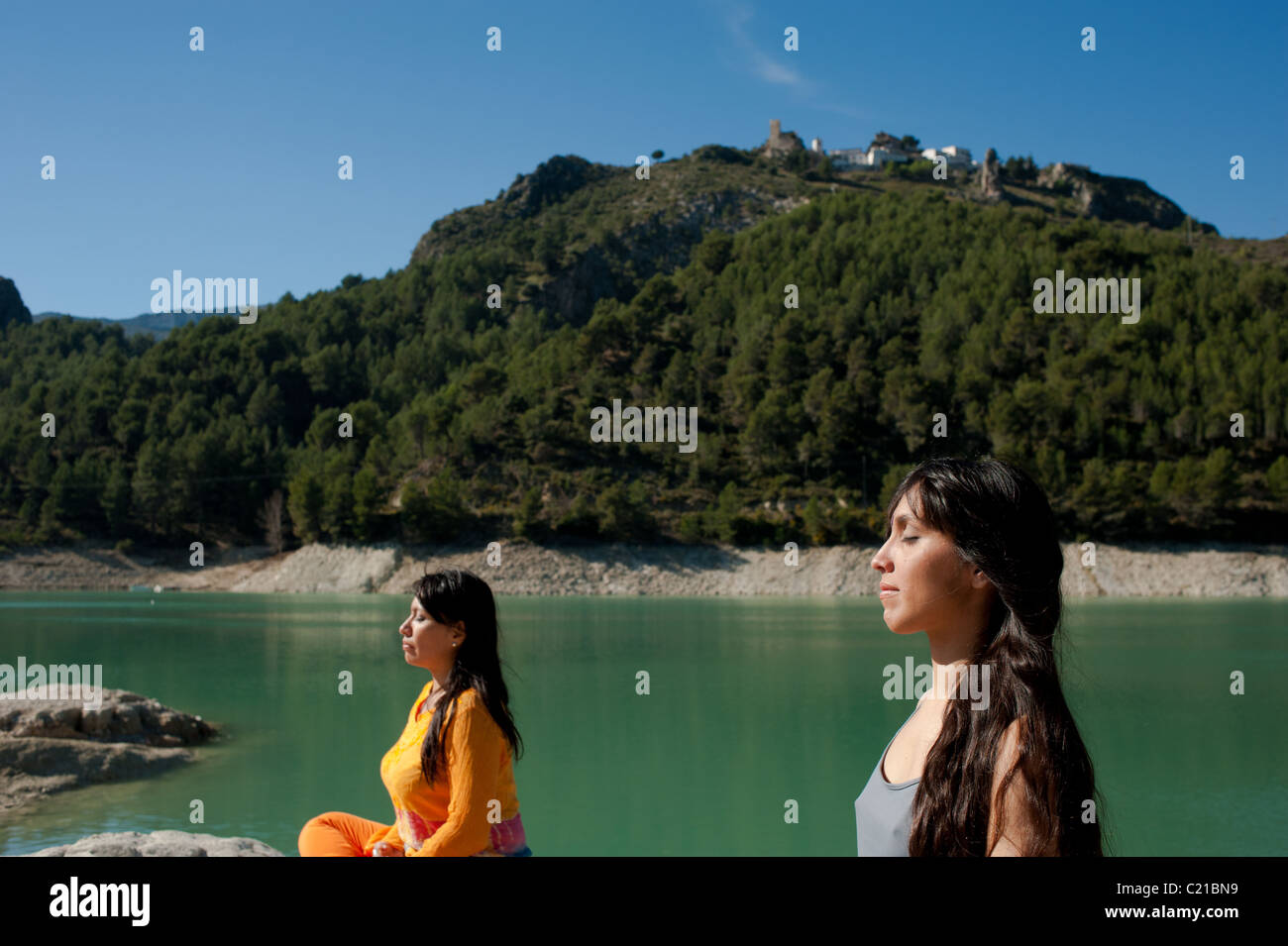 Mère et fille, du yoga à la belle au bord du lac Banque D'Images