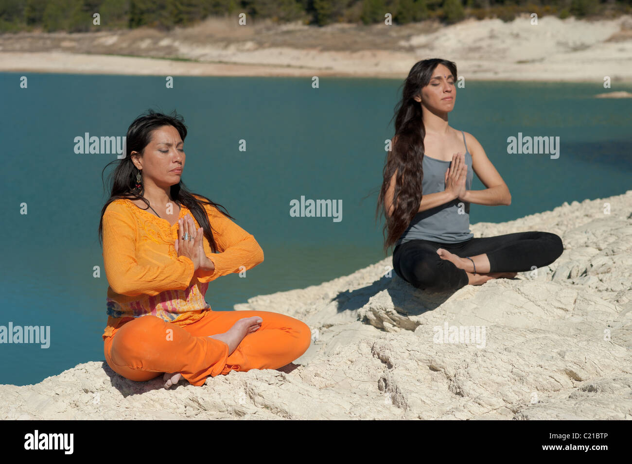 Mère et fille, du yoga à la belle au bord du lac Banque D'Images