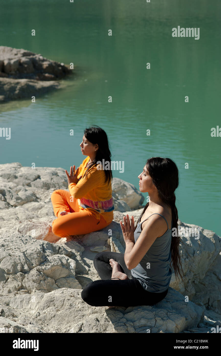 Mère et fille, du yoga à la belle au bord du lac Banque D'Images