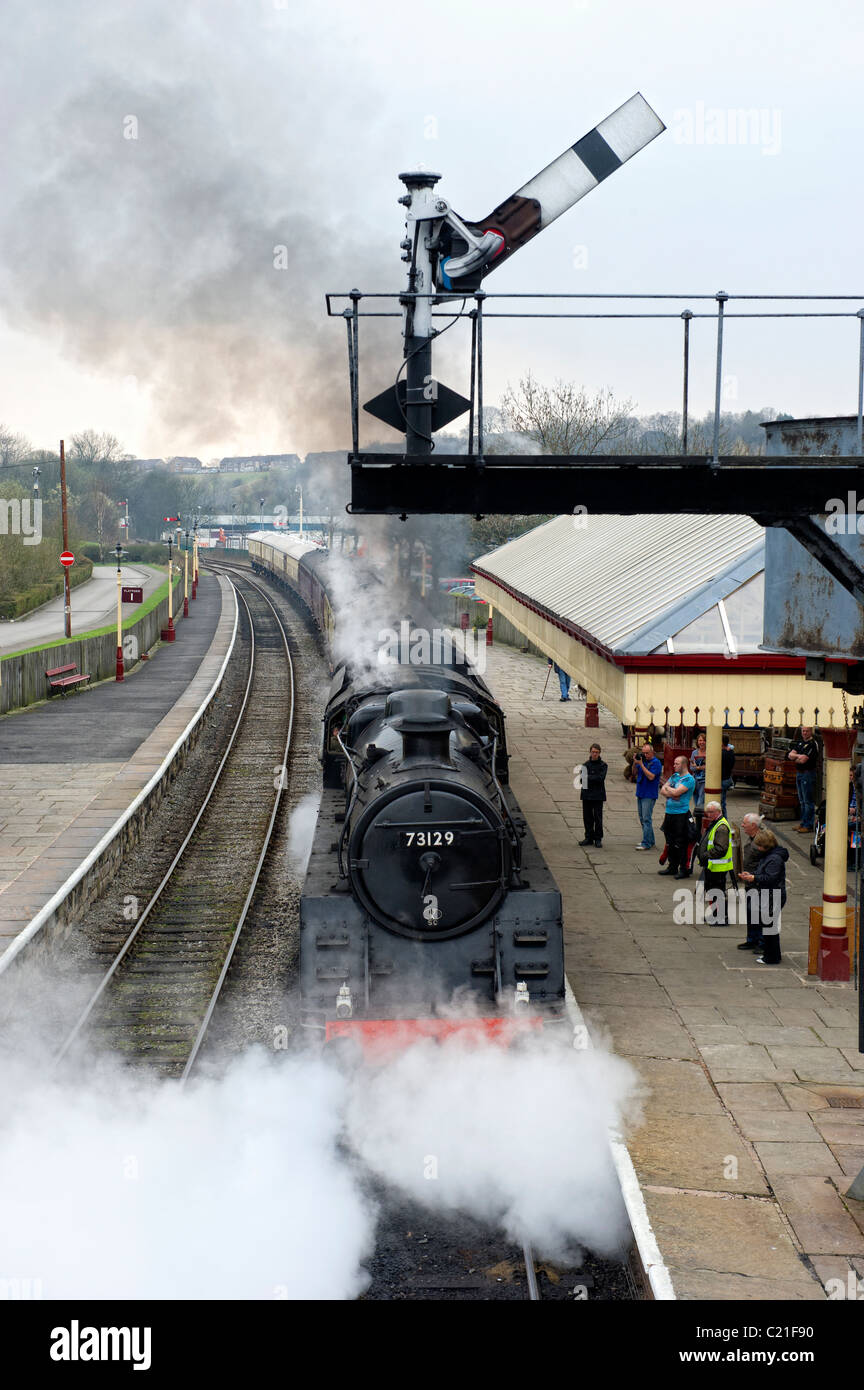 La classe standard 5 locomotive à vapeur tire à ramsbottom gare dans le Lancashire Banque D'Images