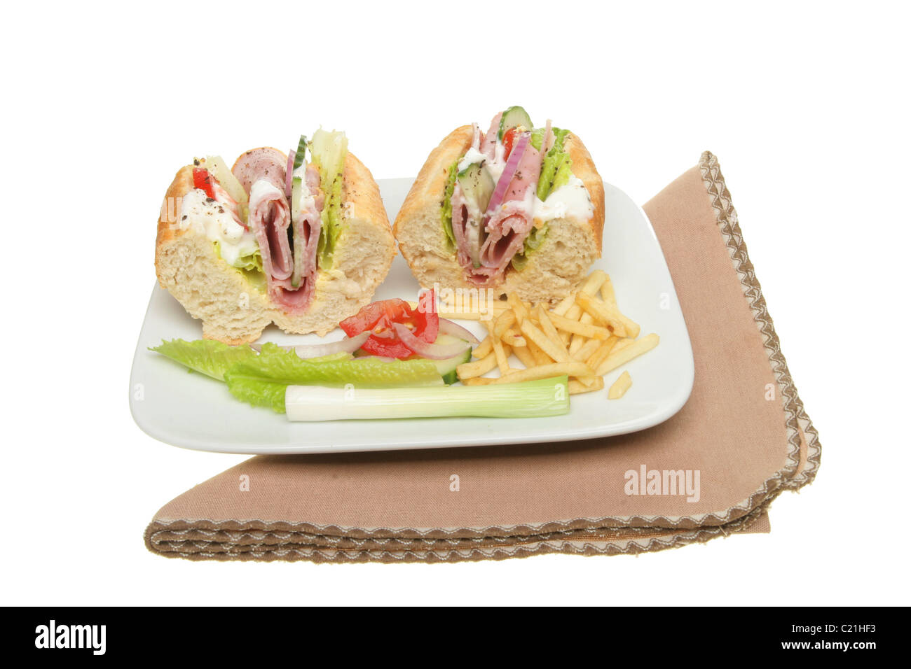 Salade de jambon de baguettes sur une plaque avec une serviette et salade Banque D'Images