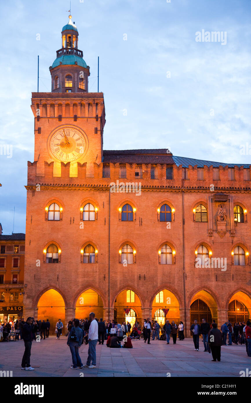 En début de soirée autour de la Piazza Maggiore à Bologne en Italie. Banque D'Images