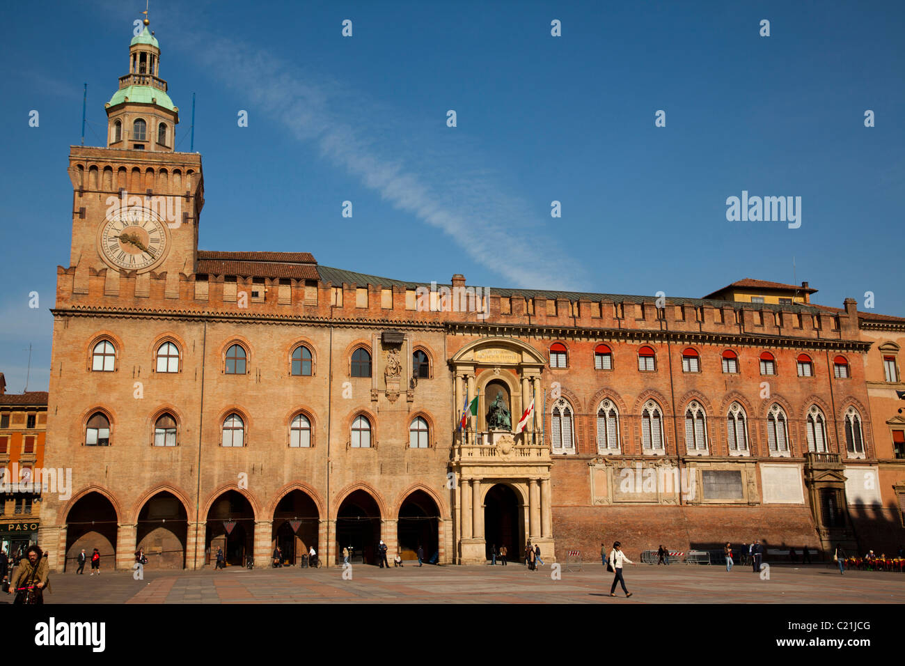 La Piazza Maggiore à Bologne en Italie. Banque D'Images