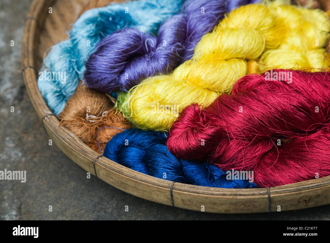 Fil de soie de couleur prêt pour le tissage. Surin Surin, Thaïlande Banque D'Images