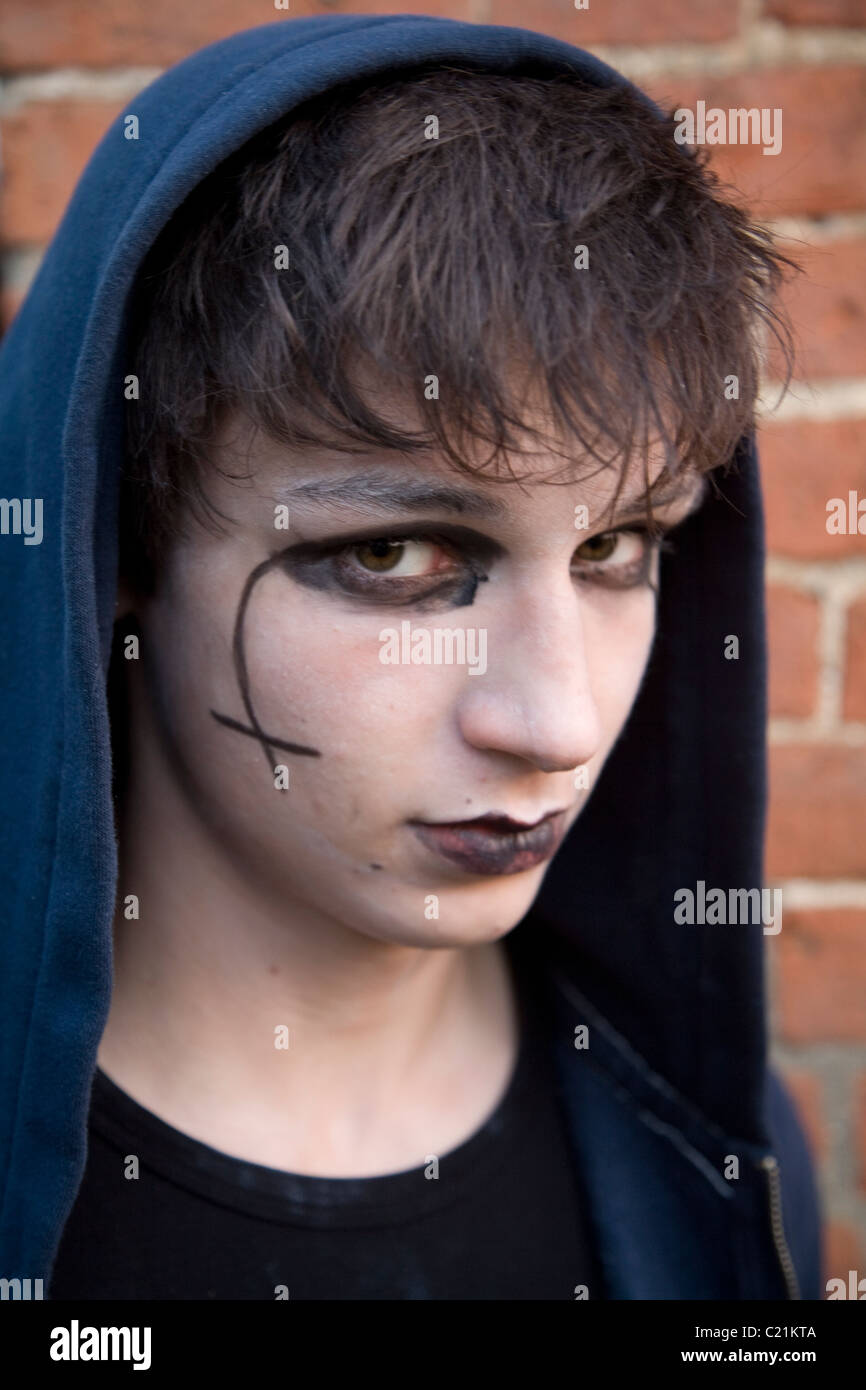Adolescent mâle visage peint de style gothique Banque D'Images