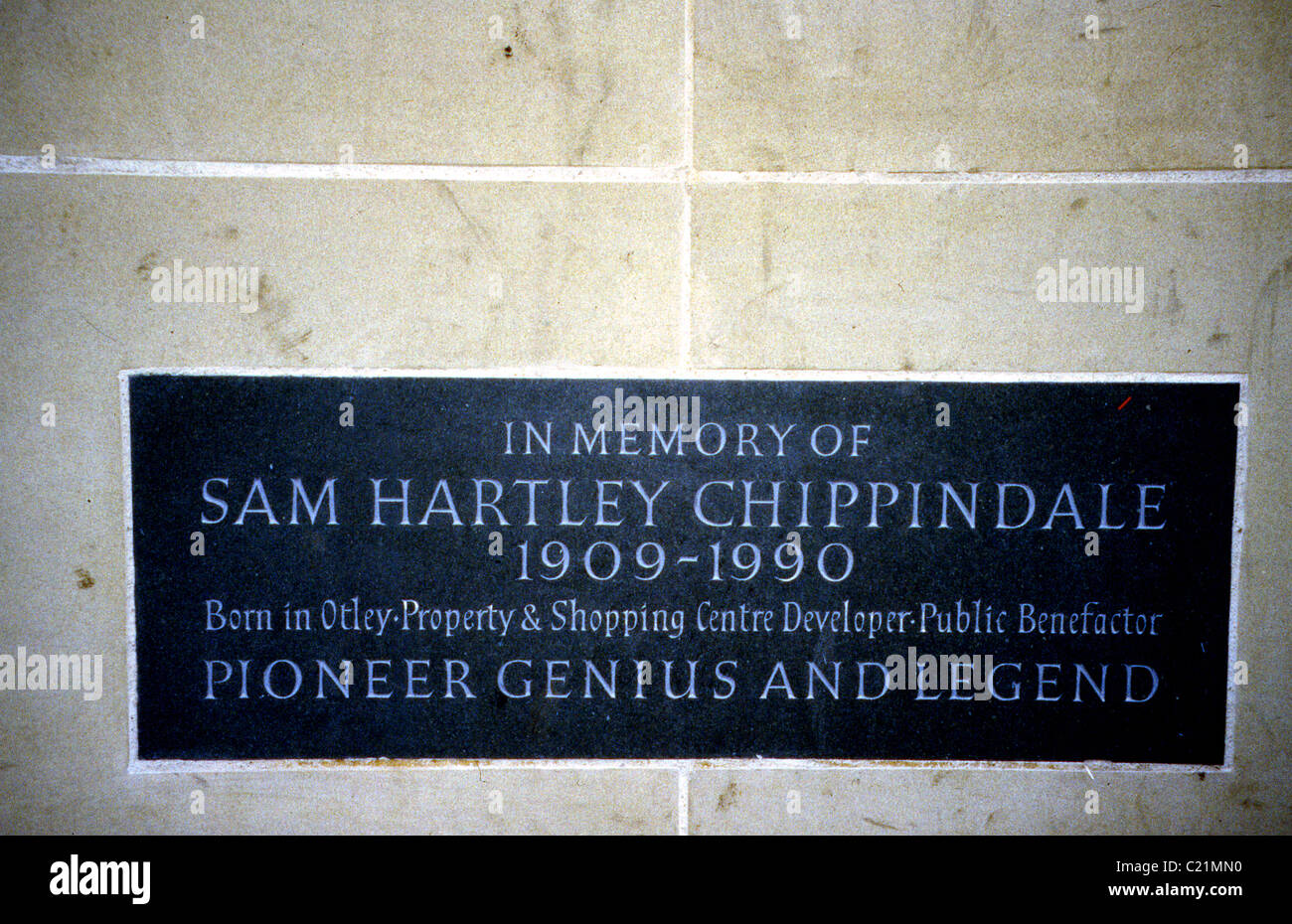 Plaque commémorative pour Sam Chippindale, sur double cadran solaire à temps moyen de peuplier, Wharfemeadows Park, Otley, West Yorkshire. Banque D'Images