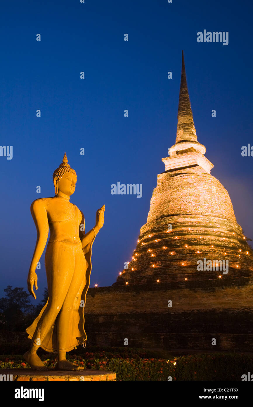 Les ruines du Wat Sa Si (aussi connu sous le nom de Monastère de l'étang sacré) allumé pendant le festival de Loi Krathong. Sukhothai, Thaïlande Banque D'Images