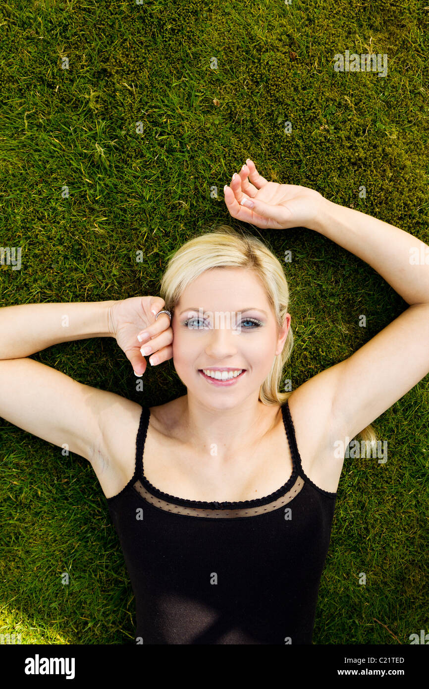 Girl lying on grass Banque D'Images